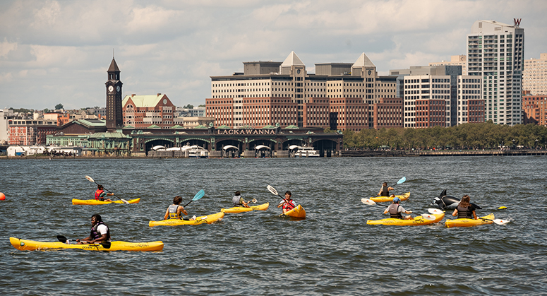 Students paddling kayaks in Hudson River