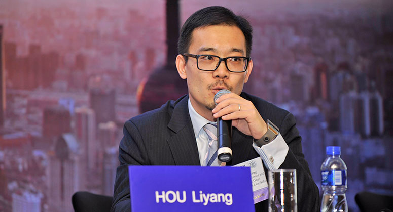 Hou Liyang speaking on the panel
