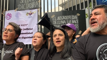 People protesting the overhaul of the Mexican judiciary.