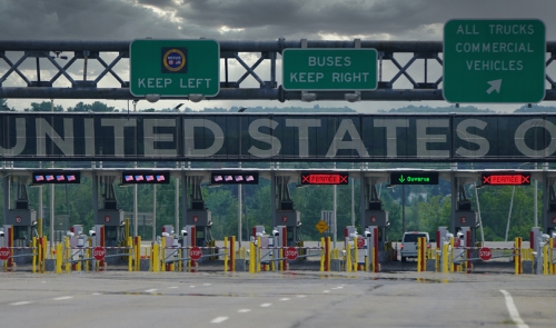 Traffic checkpoint at US-Canada border crossing
