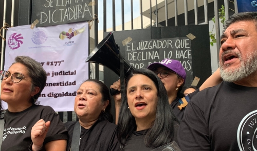 People protesting the overhaul of the Mexican judiciary.